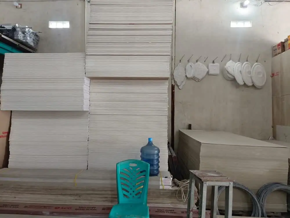 Stok papan gypsum dan material plafon di area toko