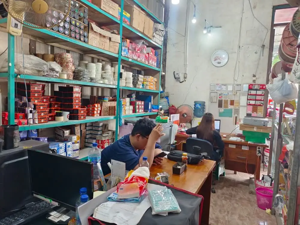 Area pelayanan toko dan rak produk CV Abadi Jaya Gypsum