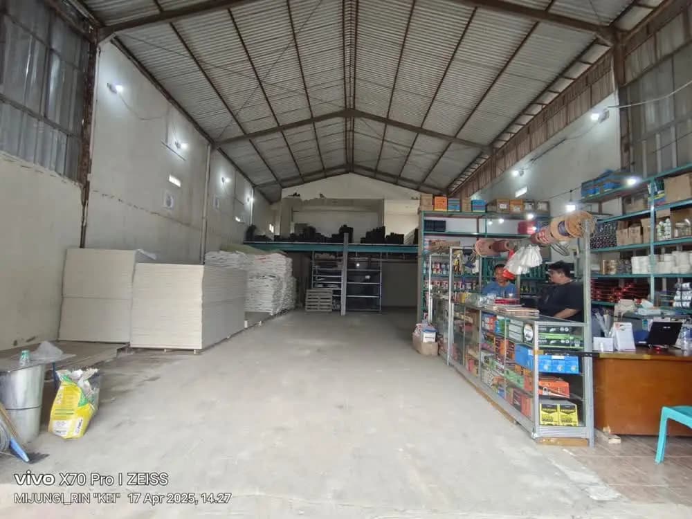 Area pelayanan dan rak produk CV Abadi Jaya Gypsum